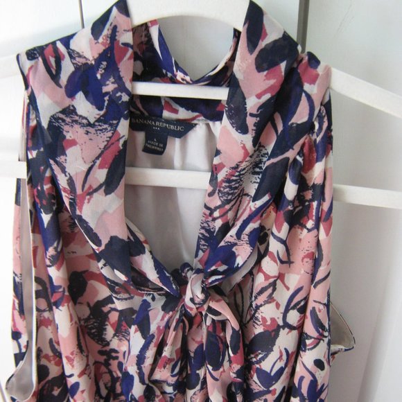 Pretty Banana Republic Tie Neck Blouse - Picture 3 of 4